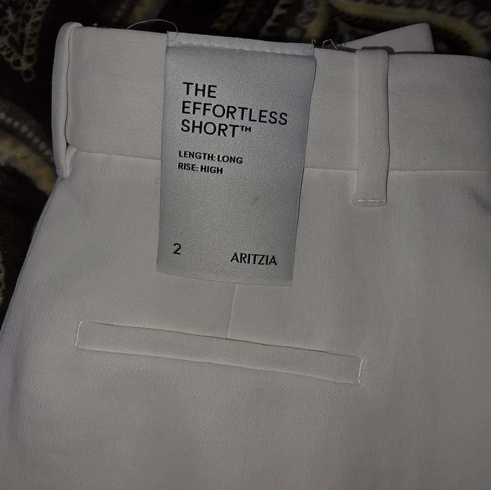 Aritzia High-Waist White Tailored Shorts; The Effortless - Picture 2 of 3